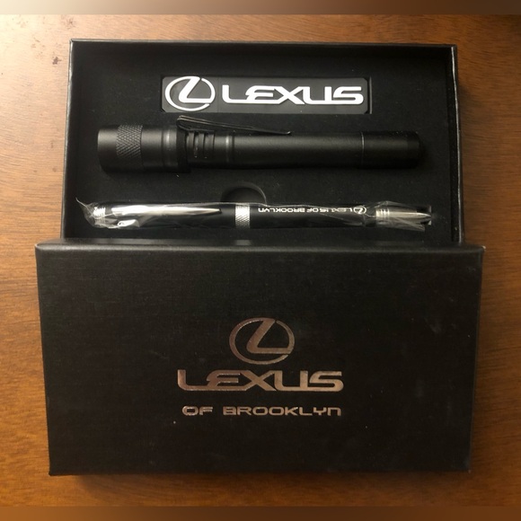 Lexus box with USB stick, flash light, and pen - Picture 2 of 2
